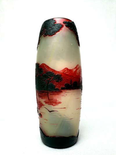 De Vez, vase with lake landscape design