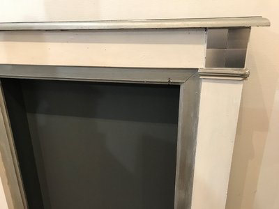 Cheminée décorative en bois peint dans les tons de blancs et gris d'esprit Art Déco