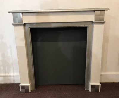 Cheminée décorative en bois peint dans les tons de blancs et gris d'esprit Art Déco