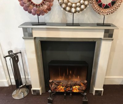 Cheminée décorative en bois peint dans les tons de blancs et gris d'esprit Art Déco