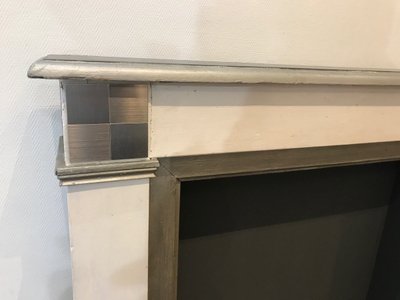 Cheminée décorative en bois peint dans les tons de blancs et gris d'esprit Art Déco