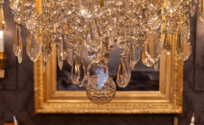 Baccarat (signé) Lustre à Vingt-Quatre Lumières en Bronze Ciselé et Doré vers 1880