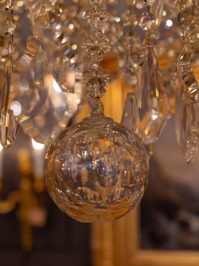 Baccarat (signé) Lustre à Vingt-Quatre Lumières en Bronze Ciselé et Doré vers 1880