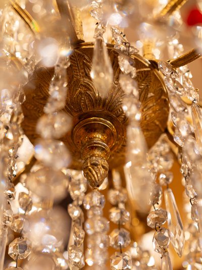 Baccarat (signé) Lustre à Vingt-Quatre Lumières en Bronze Ciselé et Doré vers 1880