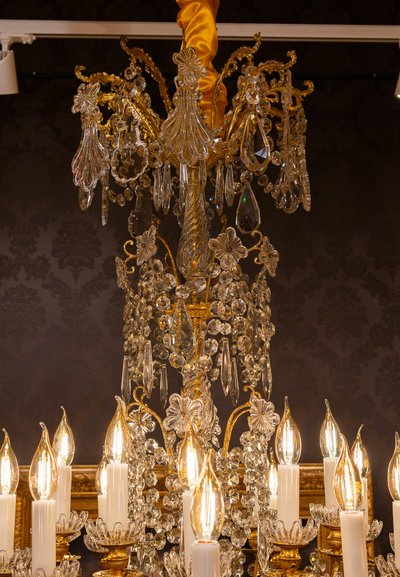 Baccarat (signé) Lustre à Vingt-Quatre Lumières en Bronze Ciselé et Doré vers 1880
