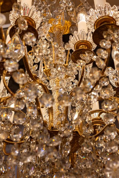 Baccarat (signé) Lustre à Vingt-Quatre Lumières en Bronze Ciselé et Doré vers 1880