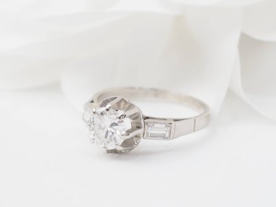 Anello solitario in oro bianco e diamanti