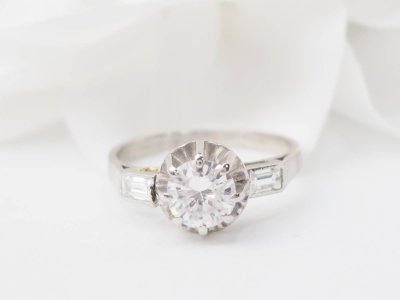 Anello solitario in oro bianco e diamanti