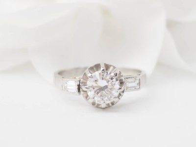 Anello solitario in oro bianco e diamanti