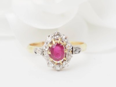 Bague ancienne en or jaune, rubis et diamants 
