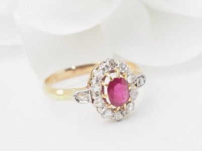 Bague ancienne en or jaune, rubis et diamants 