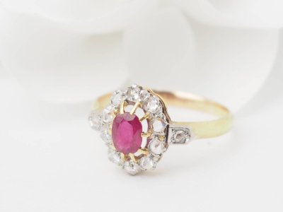 Bague ancienne en or jaune, rubis et diamants 