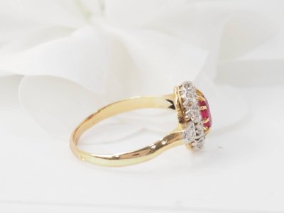 Bague ancienne en or jaune, rubis et diamants 