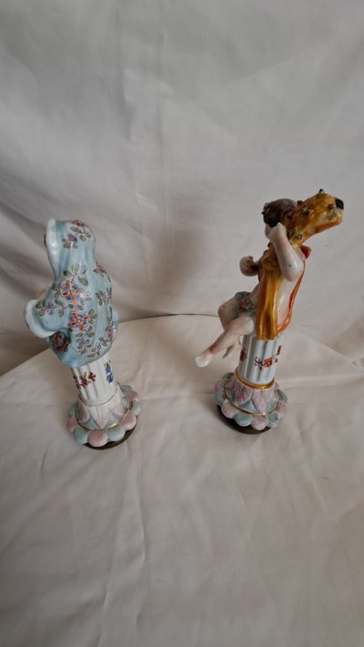 Coppia di figure a colonna in porcellana di Sassonia XIX secolo