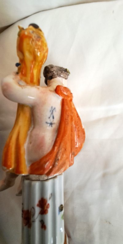 Coppia di figure a colonna in porcellana di Sassonia XIX secolo