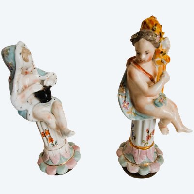 Coppia di figure a colonna in porcellana di Sassonia XIX secolo