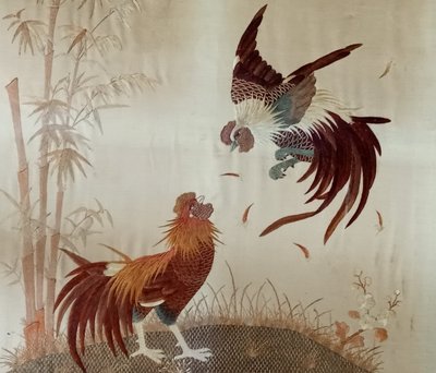 Alte asiatische Seidenstickerei Hahnenkampf