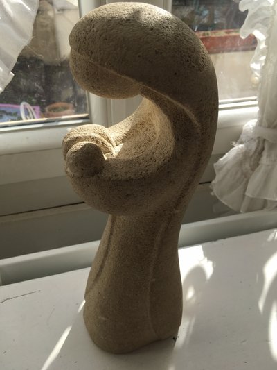 Vierge à l'enfant en pierre taillée
