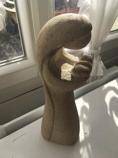 Vierge à l'enfant en pierre taillée