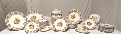 Manufacture de GIEN. Service in earthenware called "bordeaux au bouquet". 43 pieces.