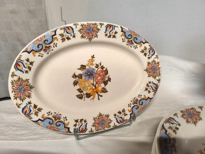 Manufacture de GIEN. Service in earthenware called "bordeaux au bouquet". 43 pieces.