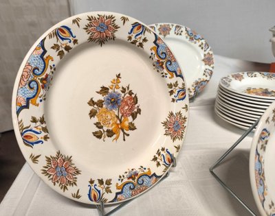 Manufacture de GIEN. Service in earthenware called "bordeaux au bouquet". 43 pieces.