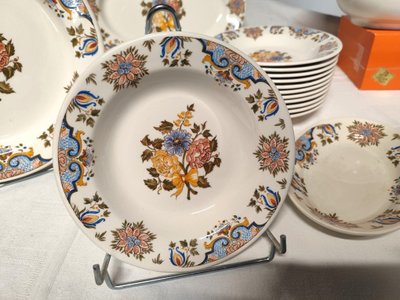 Manufacture de GIEN. Service in earthenware called "bordeaux au bouquet". 43 pieces.