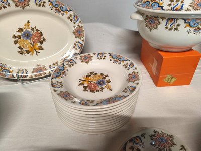 Manufacture de GIEN. Service in earthenware called "bordeaux au bouquet". 43 pieces.