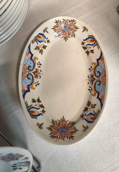 Manufacture de GIEN. Service in earthenware called "bordeaux au bouquet". 43 pieces.