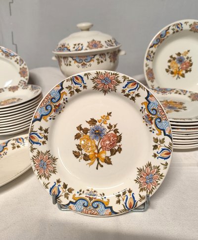 Manufacture de GIEN. Service in earthenware called "bordeaux au bouquet". 43 pieces.