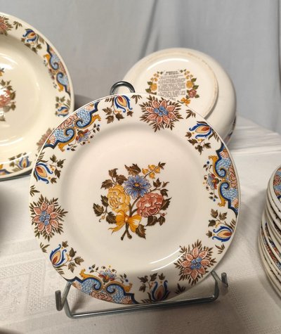 Manufacture de GIEN. Service in earthenware called "bordeaux au bouquet". 43 pieces.