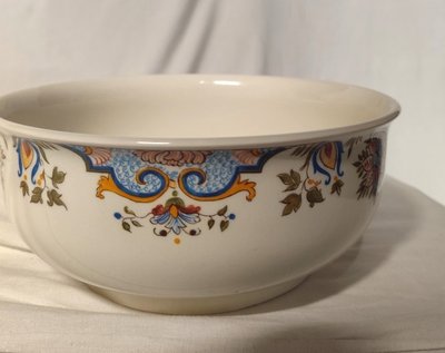Manufacture de GIEN. Service in earthenware called "bordeaux au bouquet". 43 pieces.