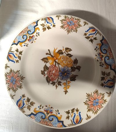 Manufacture de GIEN. Service in earthenware called "bordeaux au bouquet". 43 pieces.
