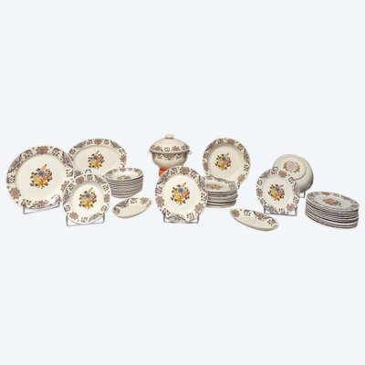 Manufacture de GIEN. Service in earthenware called "bordeaux au bouquet". 43 pieces.