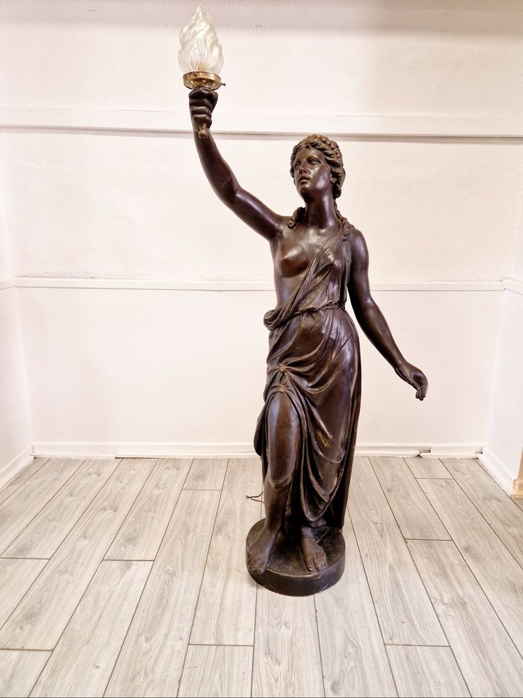 Antike lebensgroße Liberty-Stehlampe