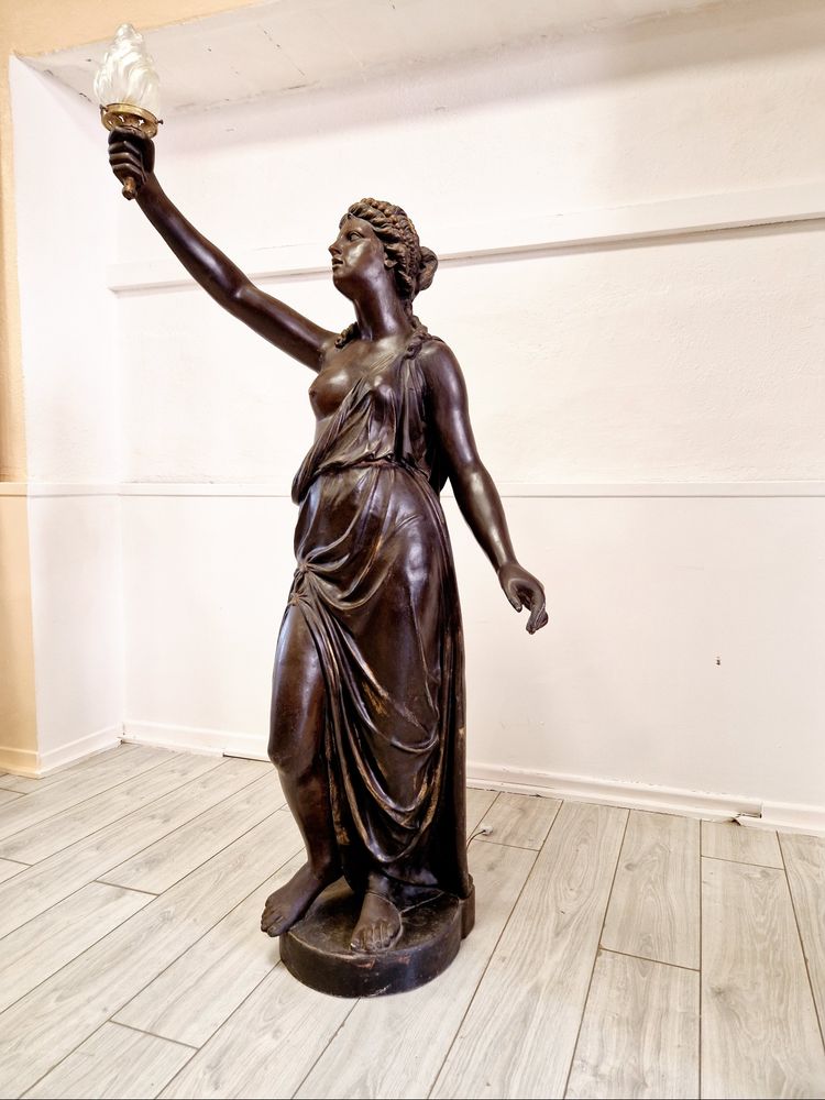 Antike lebensgroße Liberty-Stehlampe