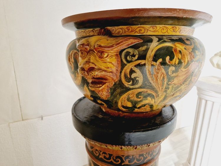 Vaso antico in maiolica e base del XIX secolo