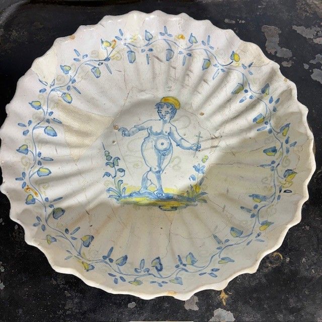 Plat à crêpes ancien Plat en majolique de Deruta début 17ème siècle mesurant 23 cm.