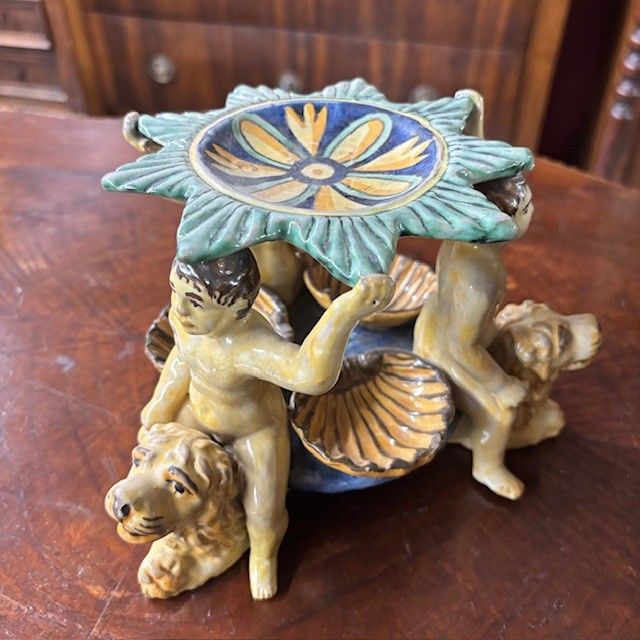 Ancienne salière en majolique peinte du 17-18ème siècle. Italie centrale. Dimensions cm 20h 14