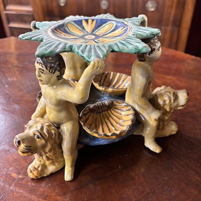 Ancienne salière en majolique peinte du 17-18ème siècle. Italie centrale. Dimensions cm 20h 14
