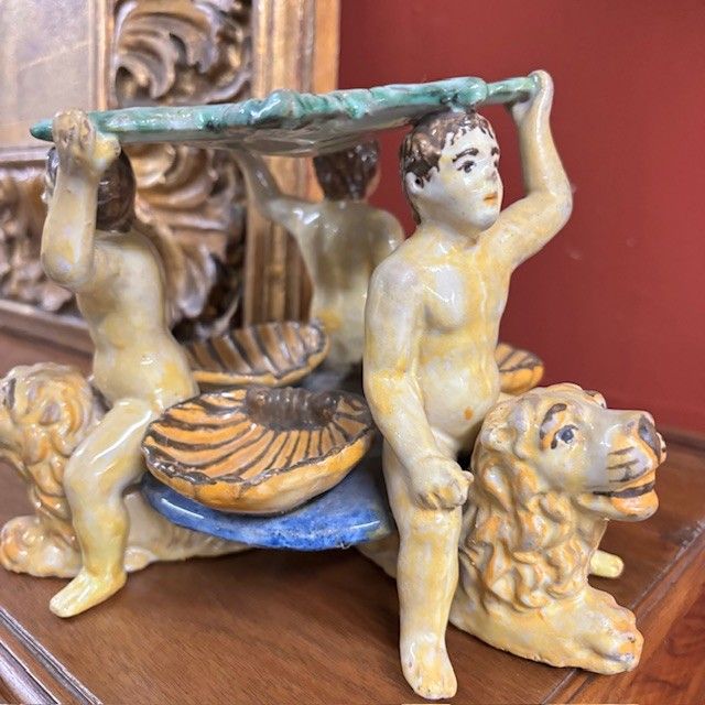 Ancienne salière en majolique peinte du 17-18ème siècle. Italie centrale. Dimensions cm 20h 14