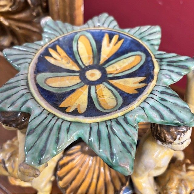 Ancienne salière en majolique peinte du 17-18ème siècle. Italie centrale. Dimensions cm 20h 14