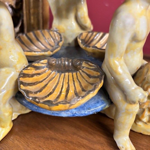 Ancienne salière en majolique peinte du 17-18ème siècle. Italie centrale. Dimensions cm 20h 14
