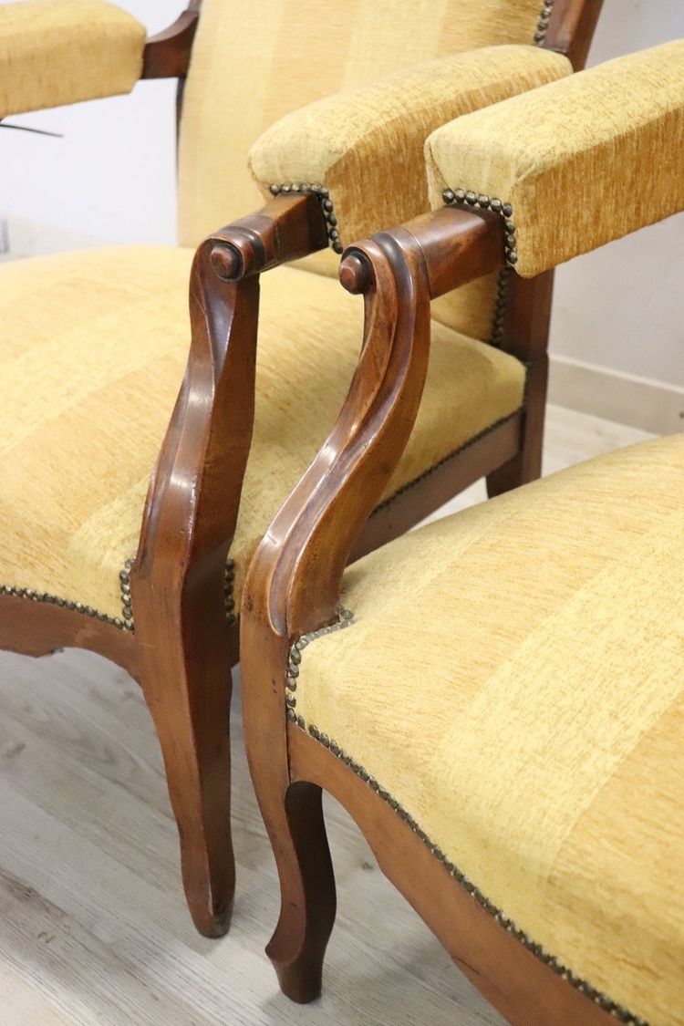 Set di due poltrone reclinabili imbottite in noce antiche