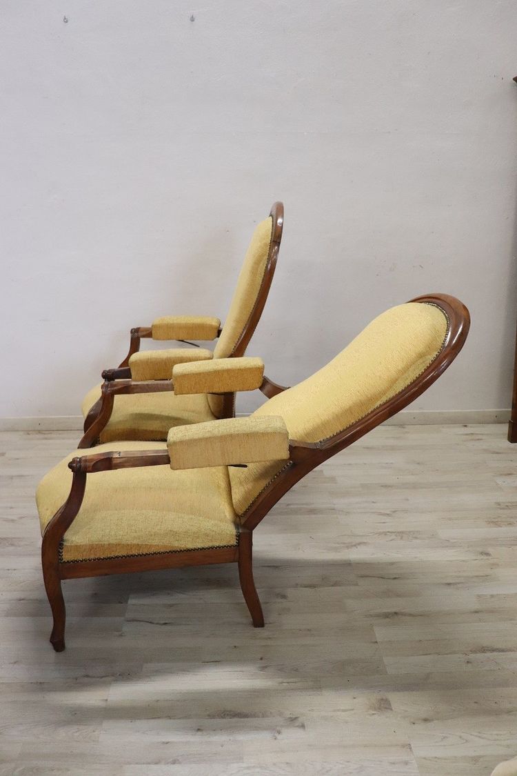 Set di due poltrone reclinabili imbottite in noce antiche