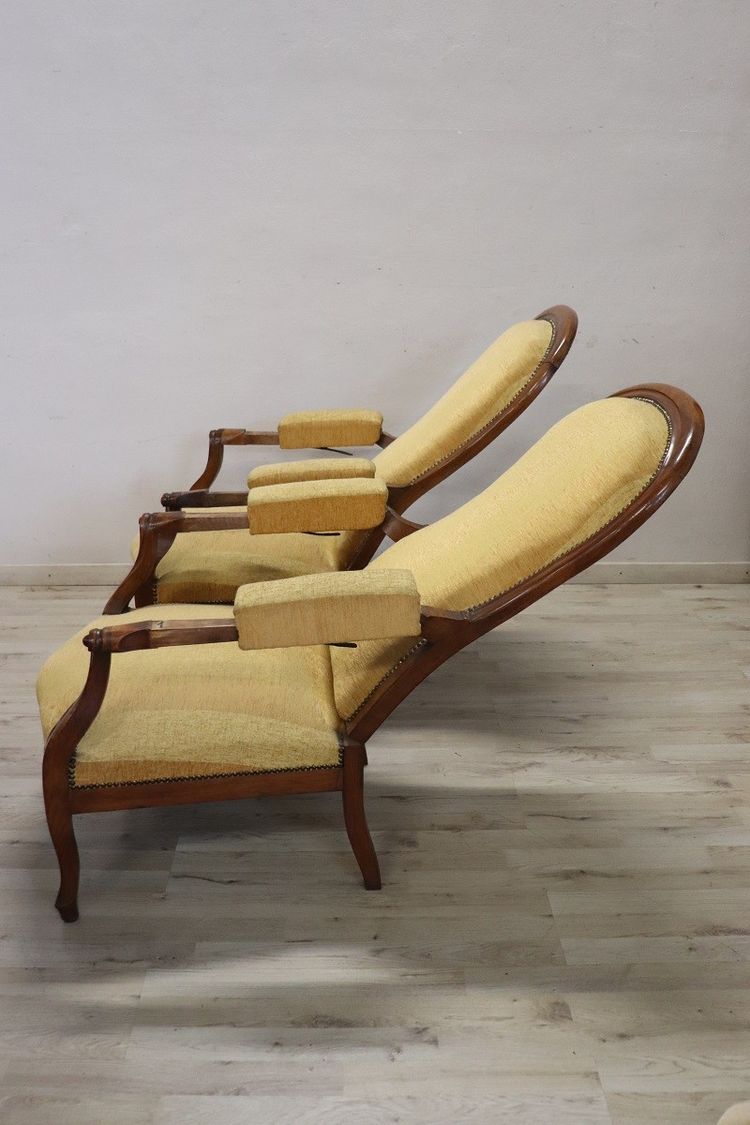 Set di due poltrone reclinabili imbottite in noce antiche