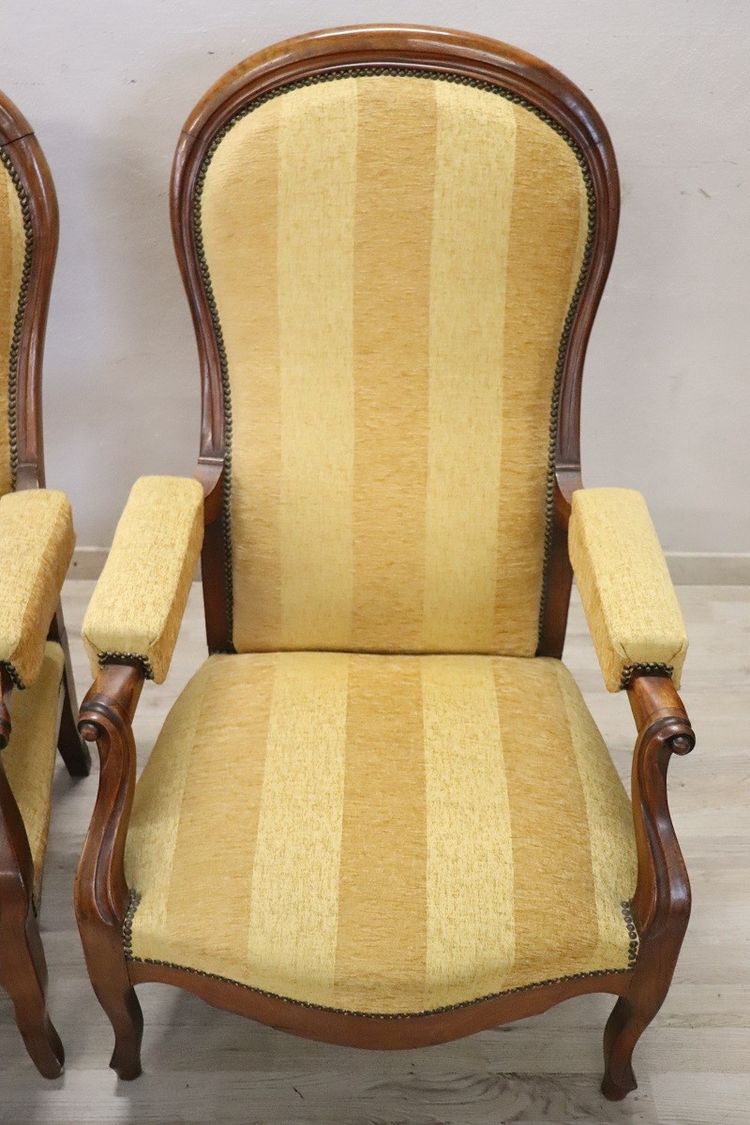 Set di due poltrone reclinabili imbottite in noce antiche