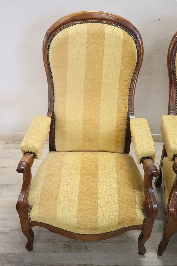 Set di due poltrone reclinabili imbottite in noce antiche