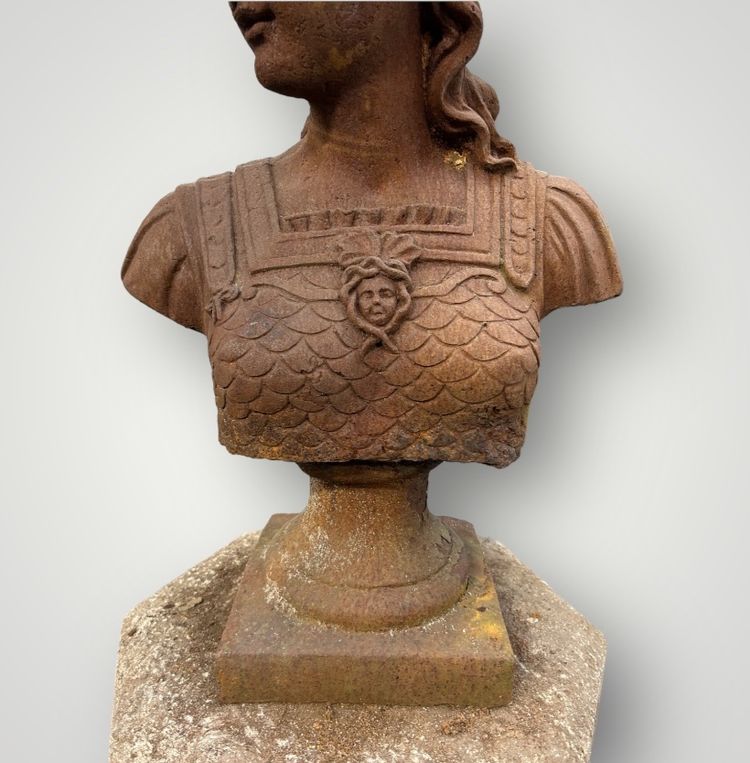 Important cast-iron bust of Minerva or Athena from the 20th century. Antique Bust H 91 cm