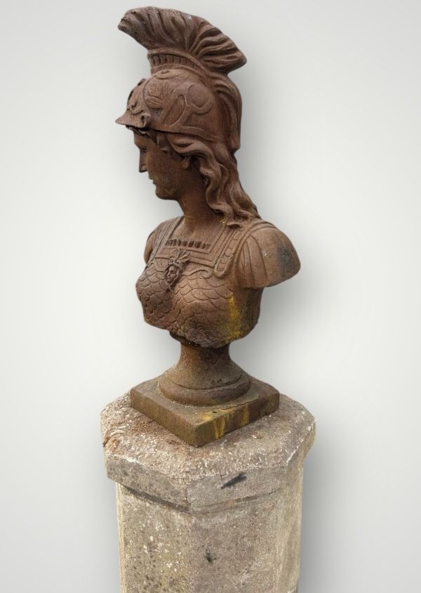 Important cast-iron bust of Minerva or Athena from the 20th century. Antique Bust H 91 cm